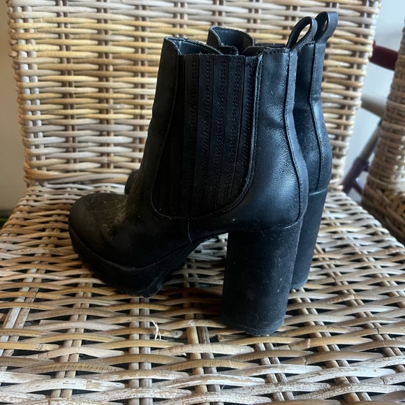 Black boots - Picture 1 of 4